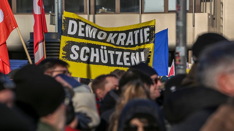 "Demokratie schützen" fordern Teilnehmer einer Demonstration gegen Rechtsextremismus in Nürnberg. 