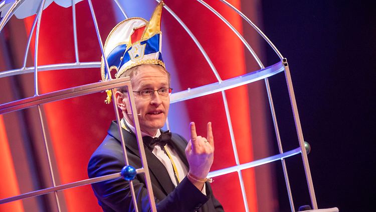 Schleswig-Holsteins Landesvater überzeuge die Menschen "mit Authentizität, Zugewandtheit und Humor", lobte der Präsident des Aachener Karnevalsvereins.
