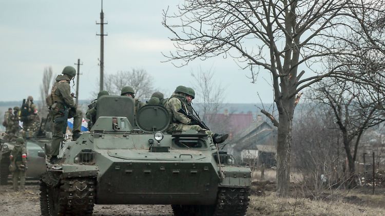 Russische Soldaten kurz nach dem Beginn der groß angelegten Invasion in der Ukraine Anfang 2022.