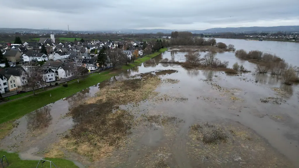 Die-Uferwiese-des-Rheinortes-Kaltenengers-ist-vom-Hochwasser-des-Rheins-ueberflutet