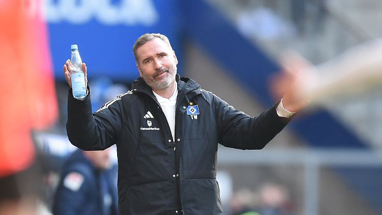 Hamburgs Trainer Tim Walter kann es nicht fassen.