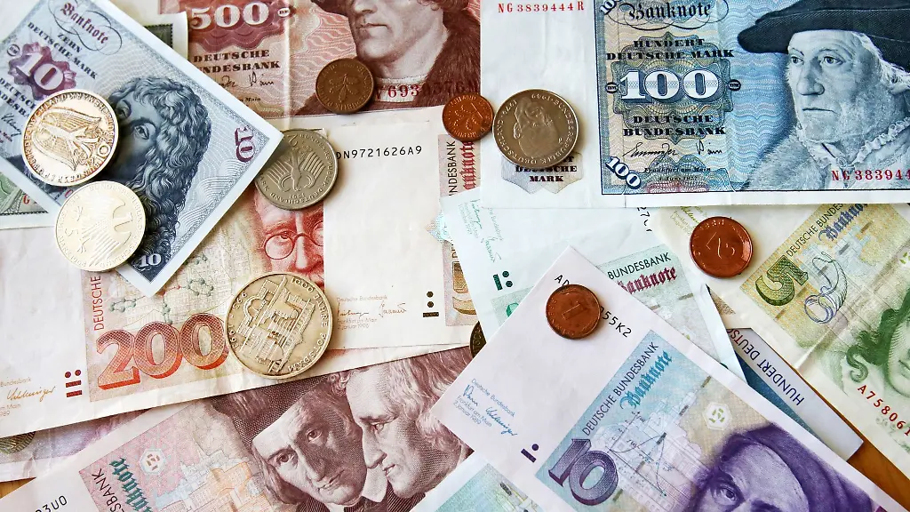 In-der-Bundesbank-Filiale-Rostock-liegen-D-Mark-Geldscheine-und-Muenzen-auf-dem-Tisch