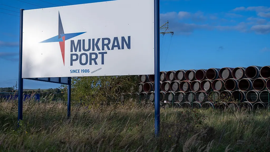 Ein-Logo-des-Hafen-Mukran-haengt-am-Abfertigungsgebaeude