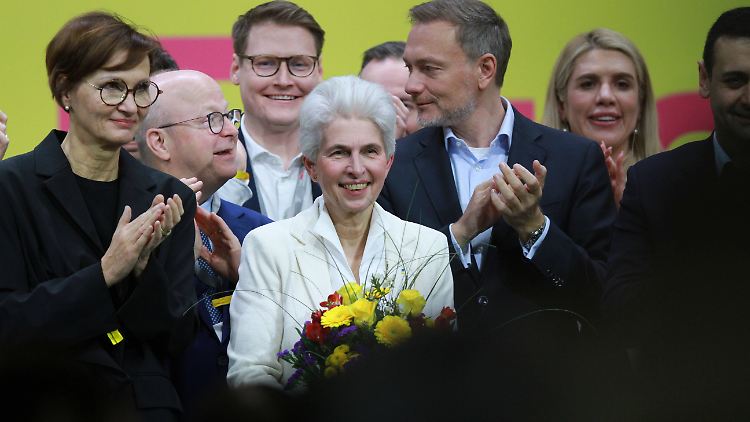 Strack-Zimmermann wurde auf dem Europa-Parteitag geradezu gefeiert - da war es fast überraschend, dass sie nicht 100 Prozent der Stimmen bekam.