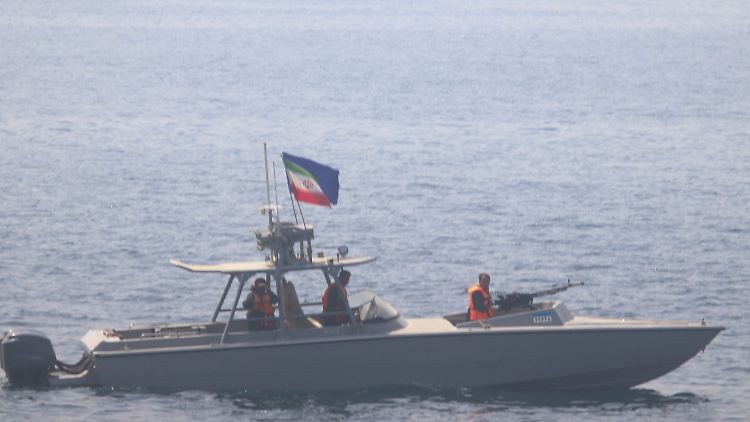 Ein Boot der iranischen Revolutionsgarden in der Straße von Hormus. Sie ist eine der wichtigsten Seerouten für den weltweiten Ölexport.