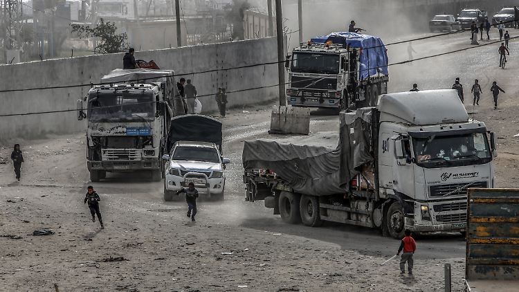 Lastwagen mit Hilfsgütern fahren vor einigen Tagen über den Grenzübergang Kerem Schalom in den Gazastreifen ein.