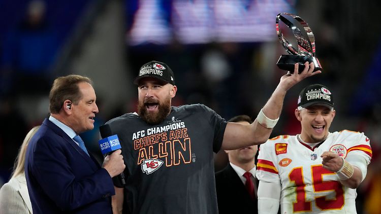 Kansas City Chiefs Travis Kelce und Patrick Mahomes (v.l.) freuen sich über den Einzug in den Super Bowl.