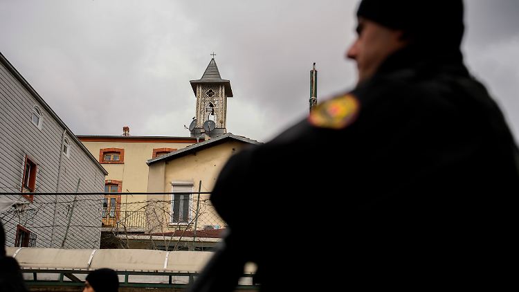Abgesperrter Bereich um die Santa-Maria-Kirche in Istanbul. 