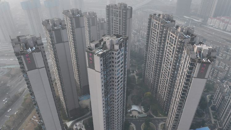 Nach dem Evergrande-Urteil am Montag rutschten die Börsen erneut ab. Ein Hongkonger Gericht ordnete die Abwicklung der börsennotierten Holdinggesellschaft des hochverschuldeten Immobilienkonzerns an.