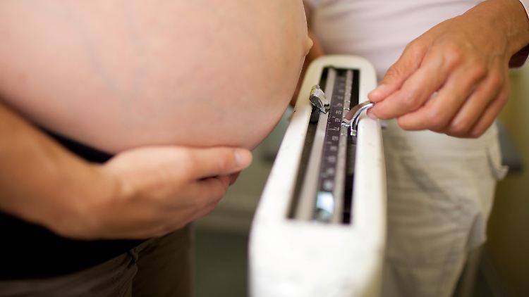 Das Ungeborene isst mit. Kinder von übergewichtigen Schwangeren laufen große Gefahr, selbst dick zu werden und früh an Folgeerkrankungen zu leiden.