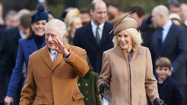 König Charles soll bald wieder aus der Klinik zurückkehren. Seine Frau Camilla besucht ihn dort regelmäßig.