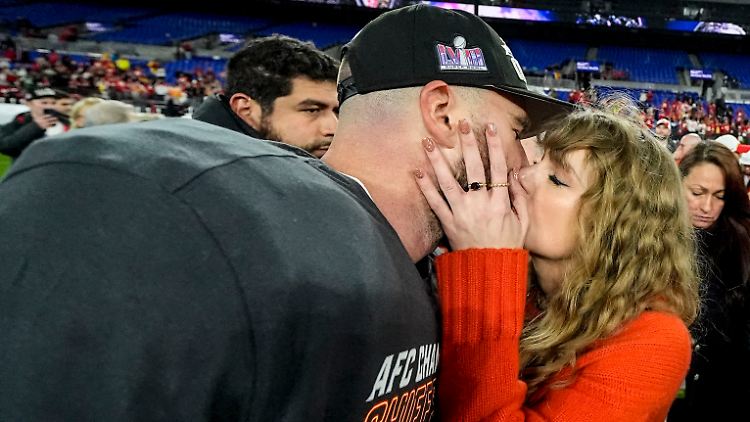 Ein Kuss geht um die Welt: Travis Kelce und Taylor Swift.