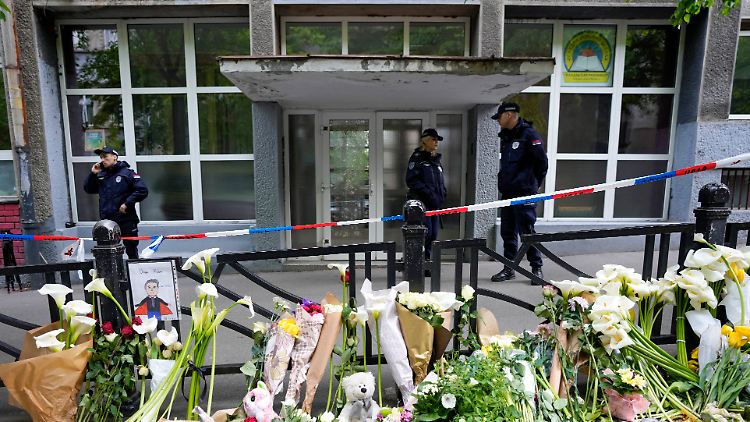 Trauer um die Opfer des 13-Jährigen an einer Schule in Belgrad. 