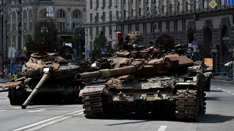 Die Ukraine stellt beschädigte Kampfpanzer der russischen Armee im Zentrum von Kiew zur Schau. 