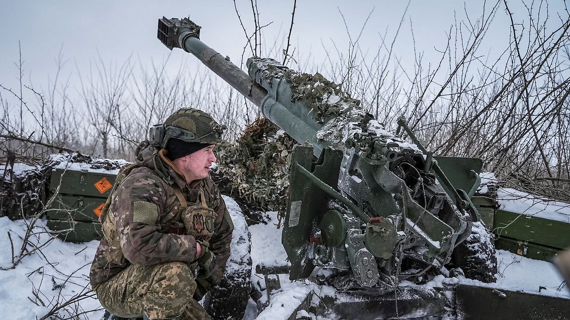 Januar, in der Nähe von Bachmut: Ein ukrainischer Soldat macht sich bereit, einen Mörser, der im Kampf mit der russischen Armee errungen wurde, auf russische Truppen abzufeuern.