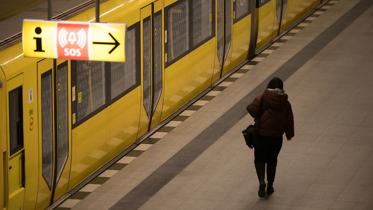Auf Fahrgäste kommen am Freitag erneut Einschränkungen im Berufsverkehr zu. 