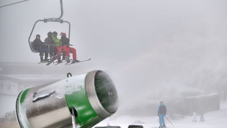 Künstlich beschneite Pisten - anders kann man den Betrieb oft kaum mehr aufrechterhalten. Schön für die Skifahrer, schlecht für die Natur. 