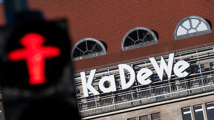 Der Betrieb der Kaufhäuser geht weiter.