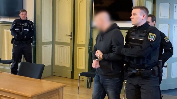 Der 43-Jährige wird vor der Urteilsverkündung in den Verhandlungssaal geführt.