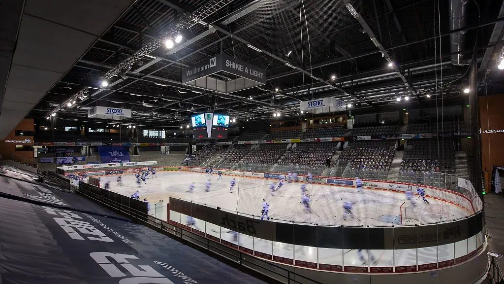 Eishockeyspieler-in-der-Helios-Arena