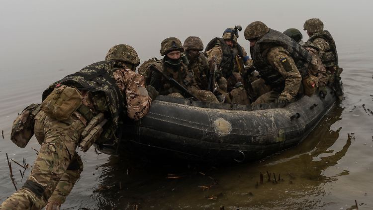Ukrainische Soldaten beim Überqueren des Dnipro nahe der Stadt Cherson.