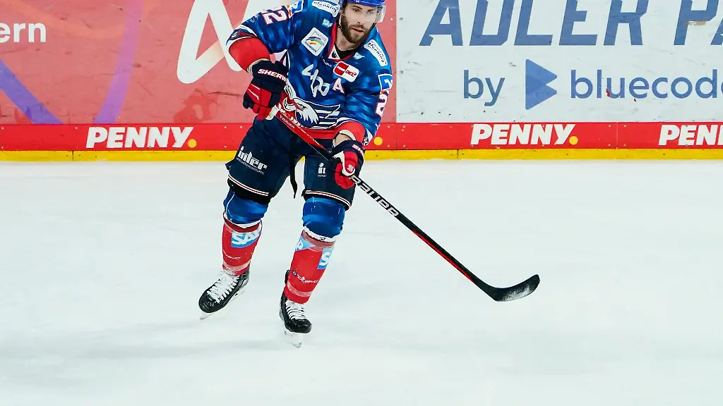 Mannheims-Matthias-Plachta-spielt-den-Puck-Plachta-faellt-nun-wegen-einer-Beinverletzung-aus