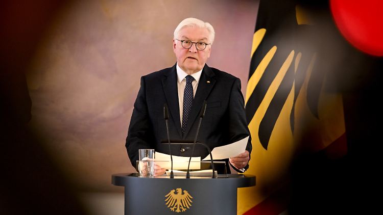 ​Steinmeier sagte: "Die Nachrichten über Ausbürgerungspläne, wonach Rechtsextremisten Millionen Menschen, selbst deutsche Staatsbürger, vertreiben wollen, die haben unser Land aufgerüttelt." 