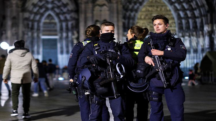 Fast alle Deutschen halten islamistische Gruppen für eine große Gefahr für Deutschland. Immer wieder sorgen Anschlagspläne für Großeinsätze der Polizei, wie am Kölner Dom rund um Weihnachten. 