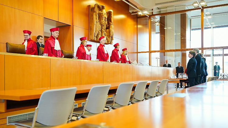 Sollten extreme Parteien eine
parlamentarische Mehrheit erlangen, könnten sie das
Bundesverfassungsgericht als zentrale Kontrollinstanz
vergleichsweise leicht ausschalten.