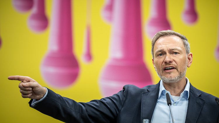 Wer Sozialleistungen beziehe und arbeite, der soll von seinem Verdienst nicht so viel angerechnet bekommen, so Lindner.