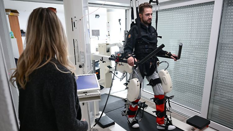 Glemser macht in der Reha auch robotergestützte Gangtherapie. Allein kann er seine Beine und Arme nicht bewegen.