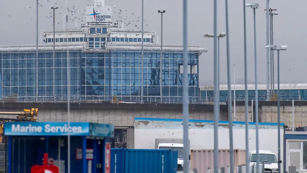 Ein-Logo-des-Hafen-Mukran-haengt-am-Abfertigungsgebaeude
