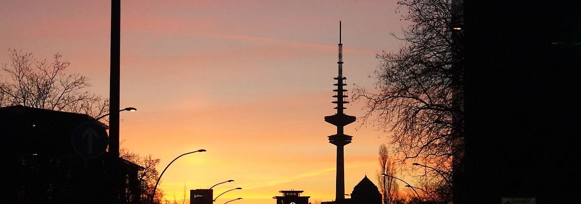Die Sonne geht in Hamburg auf.