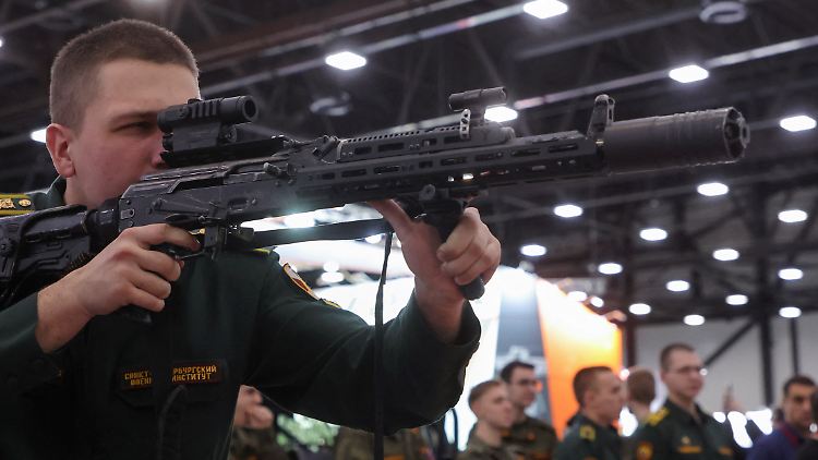Russische Sicherheitsmitarbeiter auf einer Waffenmesse in St. Petersburg. 