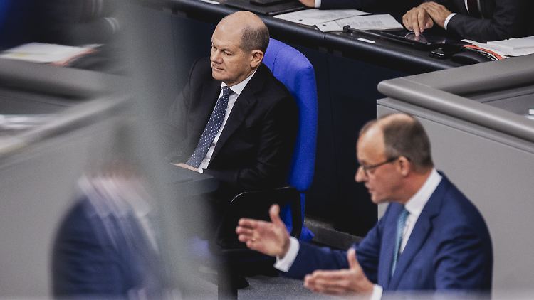 Im Bundestag behalten Kanzler und CDU-Chef ihre bisherigen Rollen vorläufig: Scholz auf der Regierungsbank, Merz als Oppositionsführer.