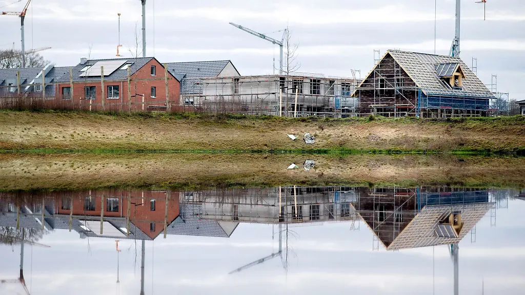 Starkregen-und-versiegelte-Flaechen-bedeuten-Ueberflutungsgefahr-Hier-sorgt-ein-Entwaesserungsgraeben-dafuer-dass-Wasser-abfliessen-kann-doch-auch-Hausbesitzer-selbst-sollten-in-Risikogebieten-Massnahmen-ergreifen