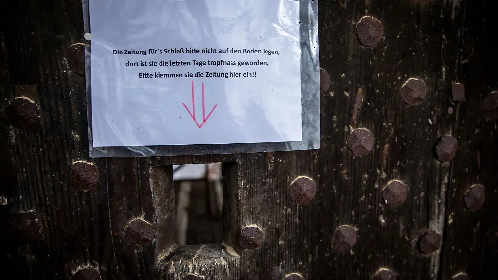 Am-wegen-der-Bauarbeiten-verschlossenen-Holztor-zum-Schlosseingang-haengt-ein-Informationsschreiben