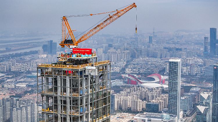 Der Hintergrund: Ein Hongkonger Gericht hat die Abwicklung des mit über 300 Milliarden Dollar überschuldeten Immobilienkonzerns Evergrande angeordnet. 