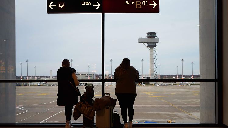 Zwei Passagiere warten am BER.