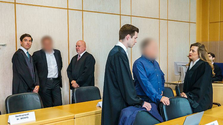 Ulf Johannemann (hinten) mit seinen zwei Anwälten vor Gericht. 