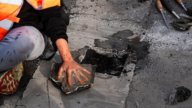 In der Vergangenheit wurden Aktivisten von blockierten Autofahrern oft beschimpft, bisweilen auch geschlagen oder von der Straße gezerrt. 