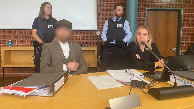 Der Angeklagte zum Prozessauftakt vor dem Landgericht Konstanz mit seiner Verteidigerin.