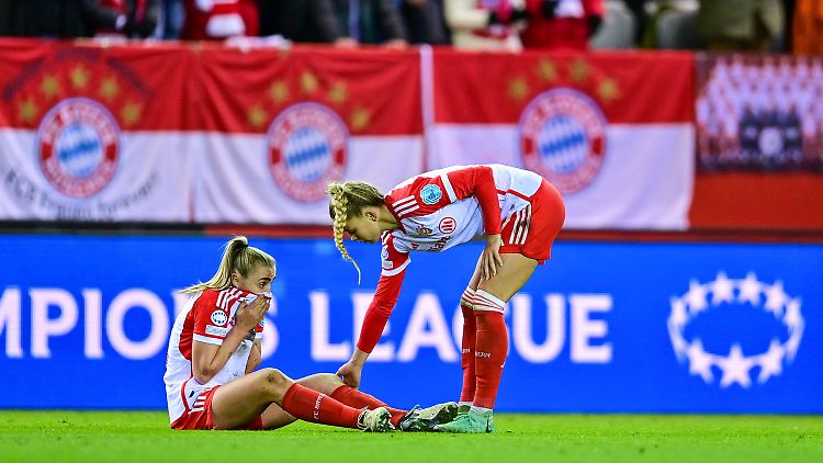 Georgia Stanway (links) vom FC Bayern traf gegen PSG in der 88. Minute ins eigene Tor.