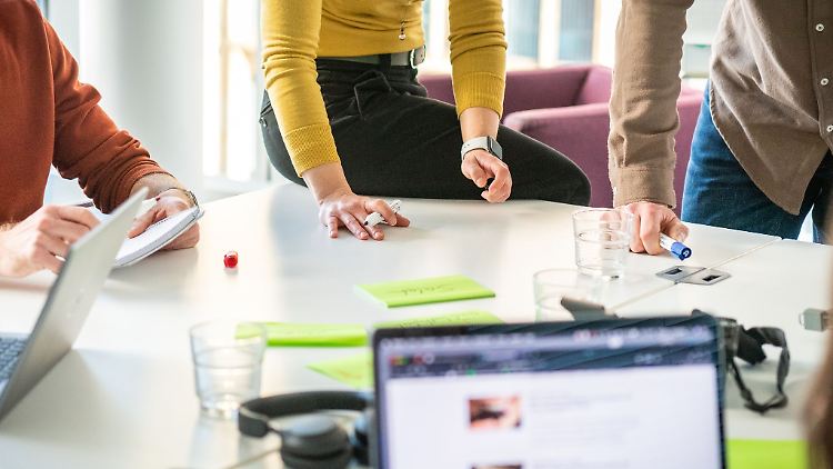 Fachwissen vertiefen: Mit einer Fortbildung zum geprüften Berufsspezialisten bleiben Fachkräfte für ihren Arbeitgeber relevant.