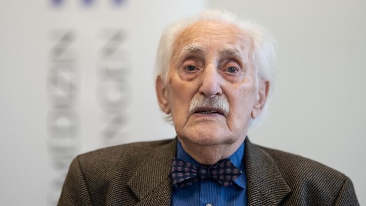 Leon Weintraub kam mit 13 Jahren nach Auschwitz. Seine Mutter wurde sofort nach der Ankunft in die Gaskammer geschickt.
