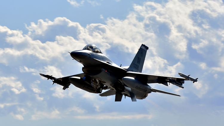 Ein Kampfjet vom Typ F-16.
