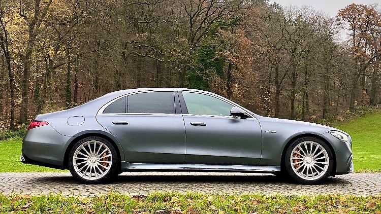 Diese Mercedes S-Klasse misst unglaubliche 5,34 Längenmeter. Entsprechend viel Platz gibt es innen, entsprechend stressig mag manchen Kunden aber auch das Pilotieren vorkommen. Doch eigentlich mutet der Schwabe recht handlich an.