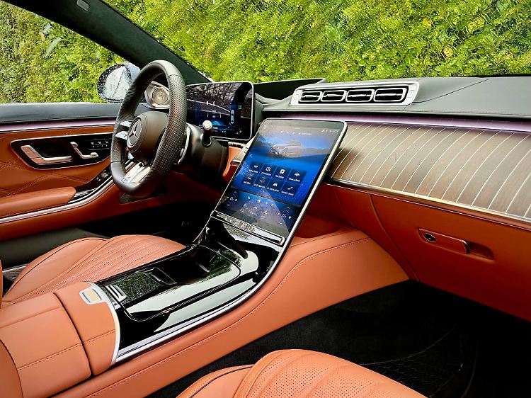 Holz und Leder beweisen, dass auch ein AMG elegant sein kann. Es muss nicht immer Carbon sein.
