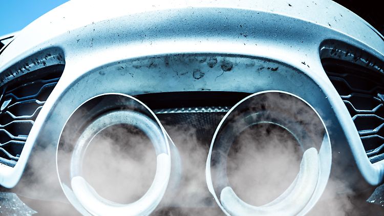 Neuwagen brauchen einer Studie zufolge im realen Betrieb spürbar mehr Kraftstoff und stoßen mehr CO2 aus als von den Herstellern selbst angegeben. 