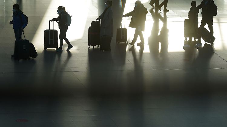 Bei Flugstreichungen durch Streiks oder Verspätungen von über drei Stunden ist die Fluggesellschaft verpflichtet, den betroffenen Passagieren eine alternative Beförderung zum Ziel anzubieten.